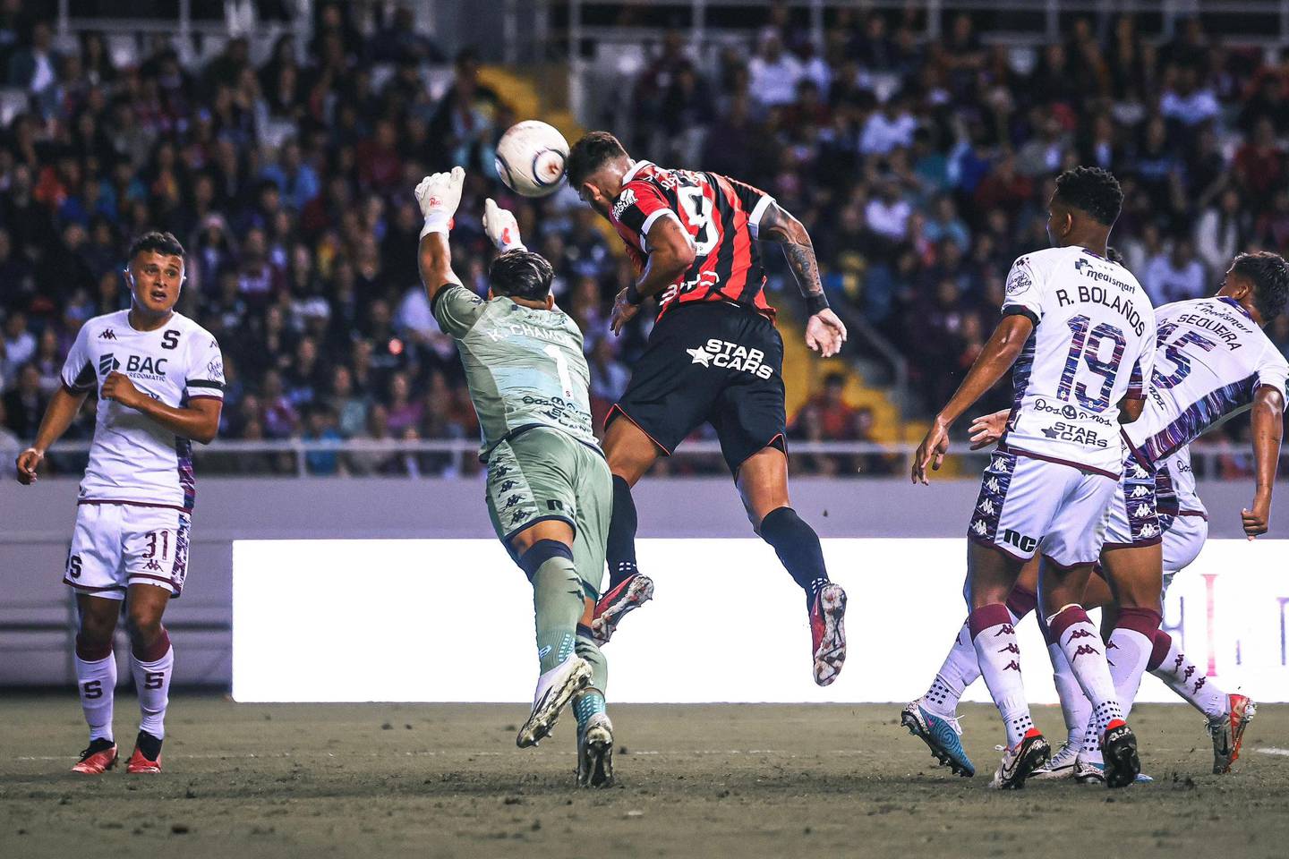 Jonathan Moya convirtió el segundo gol de Liga Deportiva Alajuelense en el clásico contra Saprissa, en los 90 Minutos por la Vida.