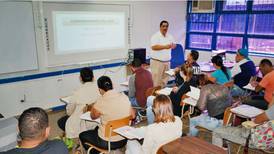 Primer curso teórico de manejo para personas sordas ya se imparte en Cartago
