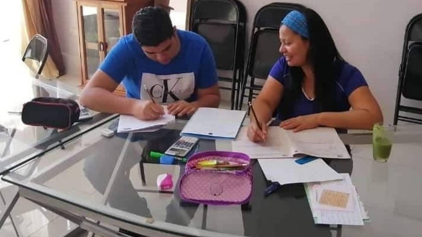 Kathia Bonilla Castillo, de 52 años y quien recibe a sus alumnos en su casa de Turrialba (16 de ellos dando clases particulares), da clases particulares para preparar en pruebas FARO