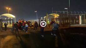 Video: Hasta el presidente del Saprissa se puso a jalar maletas en la frontera con Irak