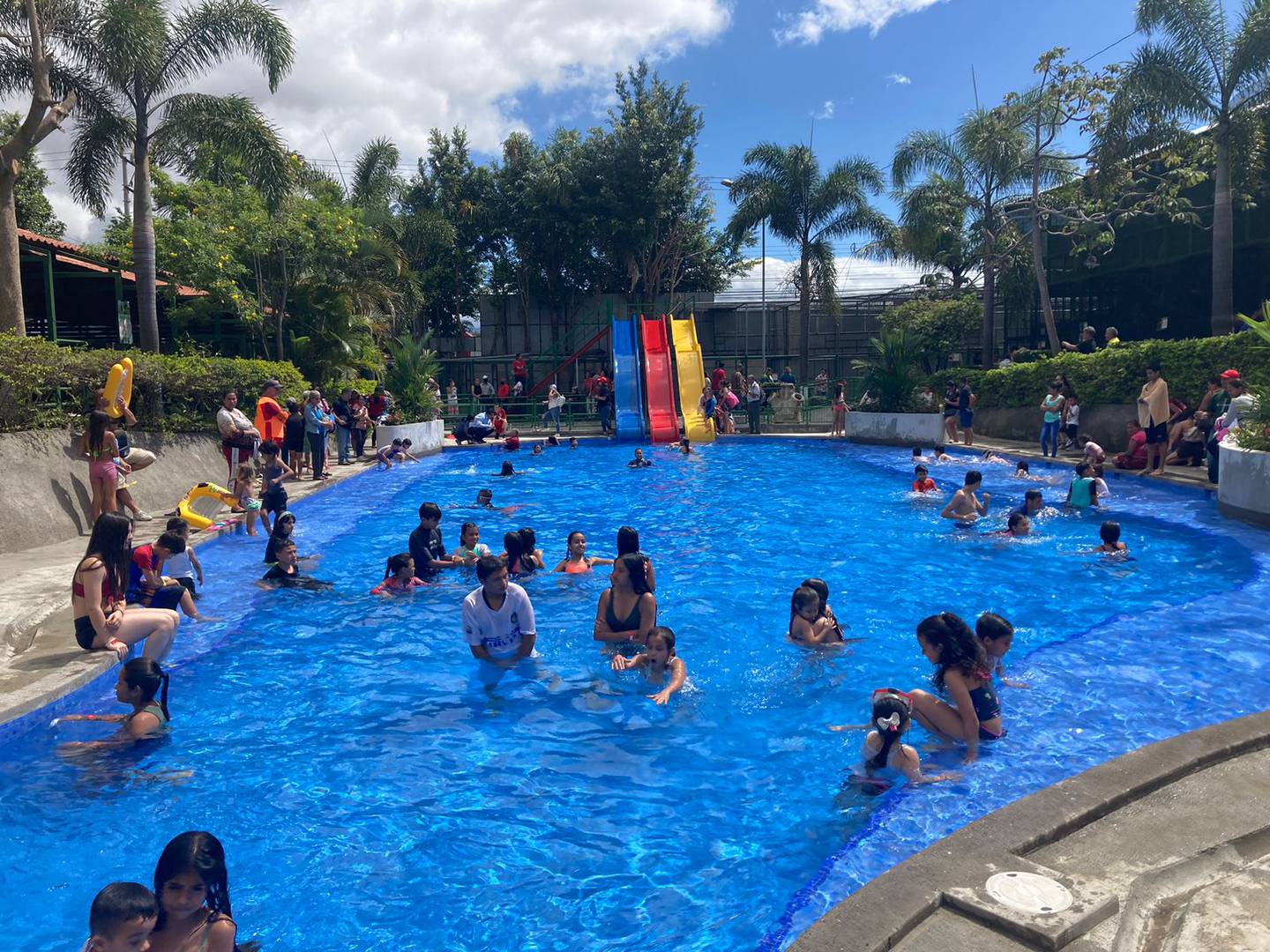 Niños disfrutaron inauguración de piscina de Obras de Espíritu Santo. Foto Karen Fernández.