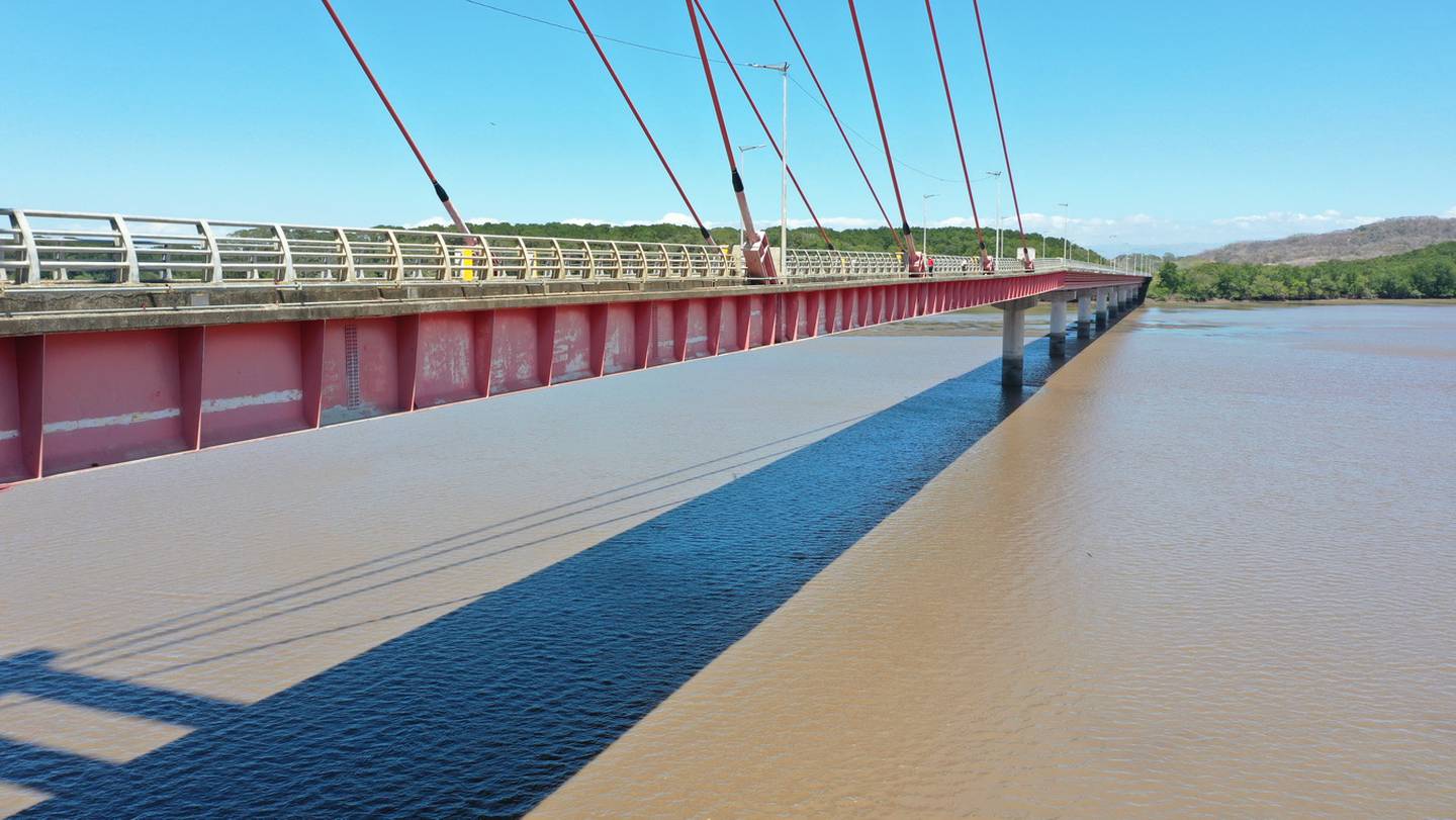 Tremenda buena noticia para todas aquellas personas que necesitan usar el puente La Amistad sobre el río Tempisque, desde el pasado jueves 11 de abril se comenzó a dar servicio de transporte en lancha gratis