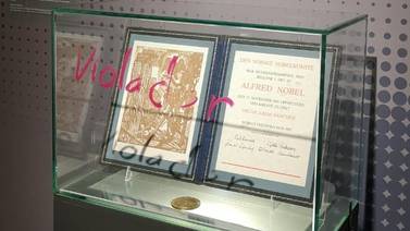 Escriben ‘violador’ en la réplica de la medalla del Nobel de Paz que recibió Óscar Arias 