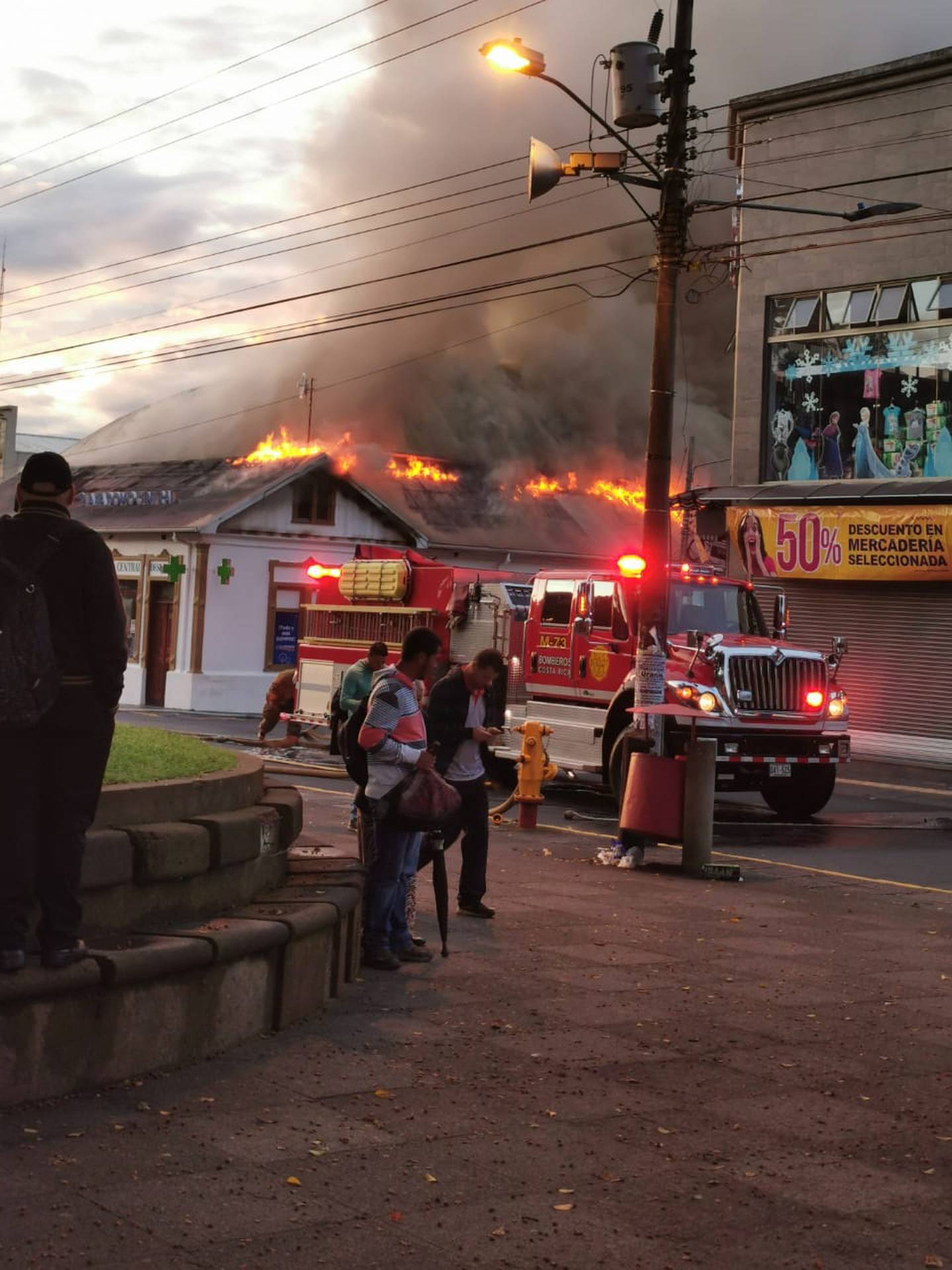 Incendio causa daños en la histórica Farmacia Central, la cual fue casa del doctor Max Peralta. Foto Keyna Calderón.