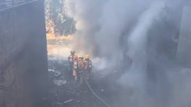 Bomberos trata de controlar quema de charral que amenaza a varios comercios en San José