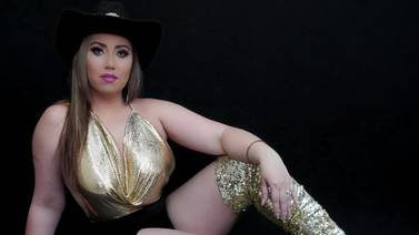Cantante Stefany Herrera se puso a vender calendarios y discos para salir adelante 