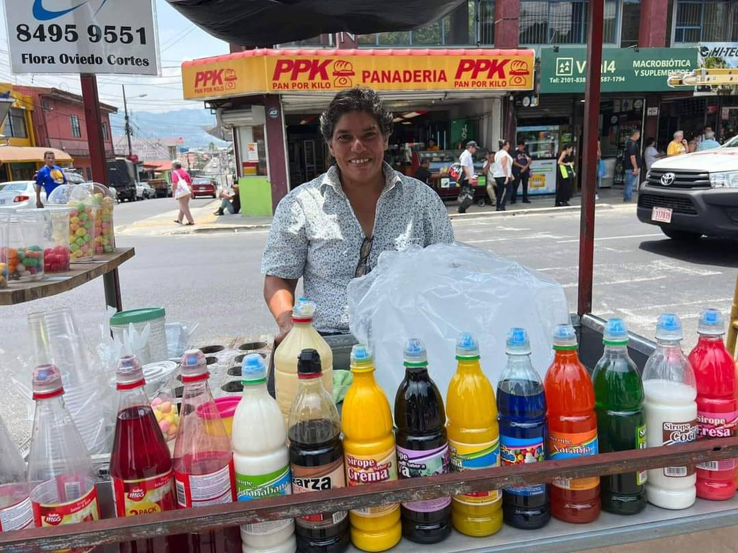 Flora Oviedo Cortés es una valiente mujer de 49 años que se gana la vida vendiendo copos en el parque de Desamparados.