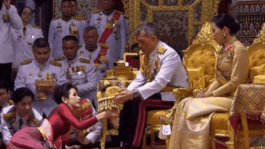 Siguen críticas contra el rey de Tailandia por pasar cuarentena con 20 mujeres