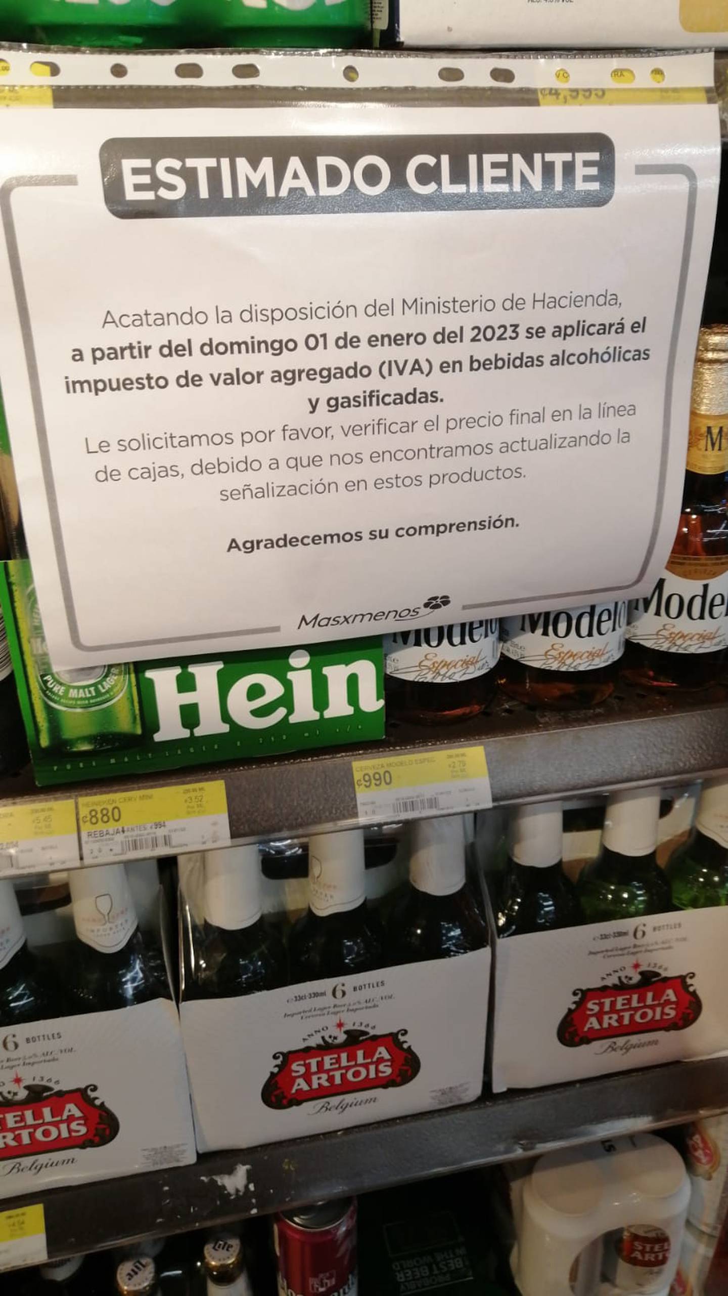 Más x Menos anuncia a sus clientes que deben preguntar en cajas el precio real del licor ante el cambio en el cobro del IVA a partir del 1 de enero del 2023