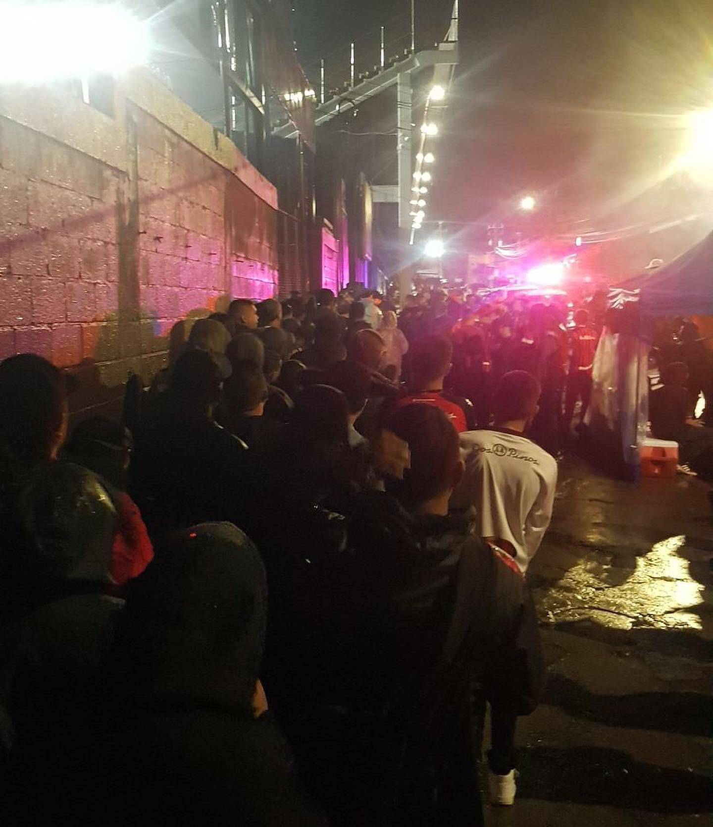 Muchos aficionados de Alajuelense se quedaron afuera del estadio Saprissa el miércoles. Foto: Fanatikos CR