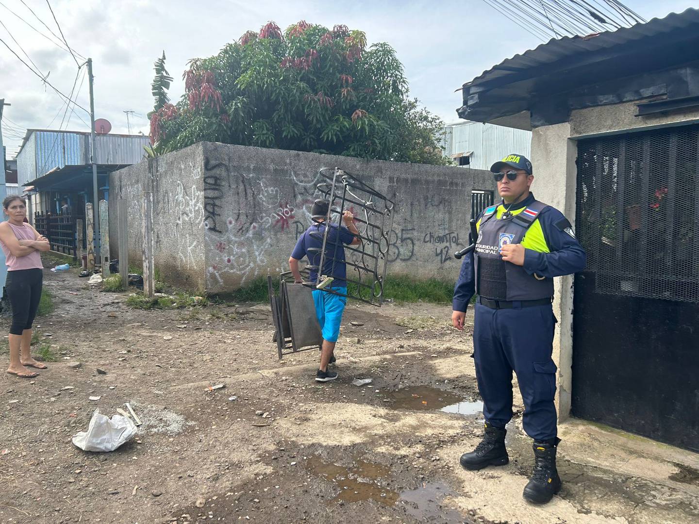 Al menos 74 familias que vivían en el sector conocido como El Tapón en Finca San Juan de Pavas, San José fueron desalojados por la Policía Municipal de San José. Foto: Policía Municipal de SJ