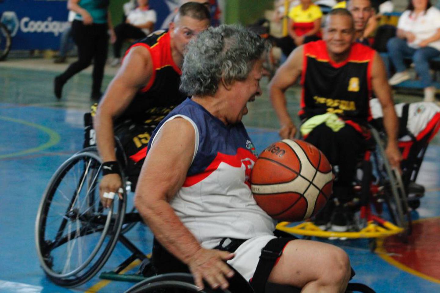 Doña Juanita Rodríguez Fonseca tiene 67 años cumplidos y bien vividos. Este 2023 está debutando como atleta en el parabaloncesto de los Juegos Paranacionales Icoder 2022-2023