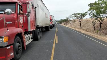 300 camioneros ticos están varados en fronteras hondureñas por falta de visa