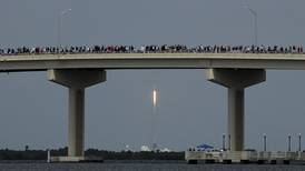 Cohete de SpaceX despega en histórico vuelo tripulado privado al espacio