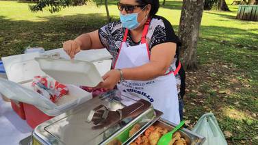 Pulseadora sobrevive en Costa Rica con la venta de comida típica nicaragüense