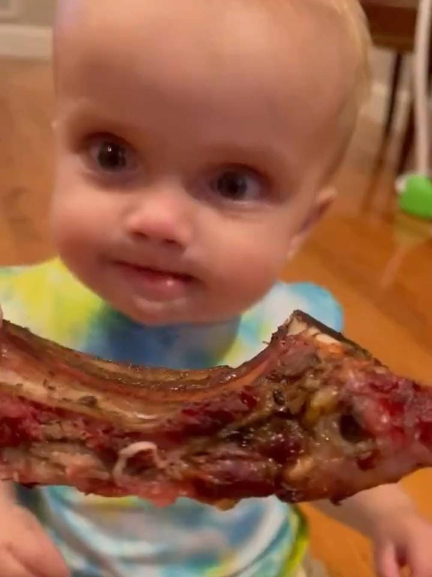 Reacción de un bebé al probar la carne le dio la vuelta al mundo y generó un debate en redes sociales