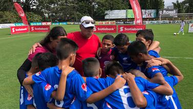 Escuela Riojalandia de Puntarenas gana torneo de fútbol y se va a ver un partido del Barcelona en España