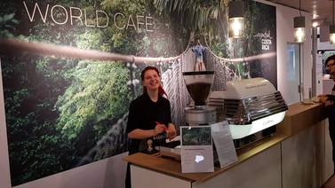 Aerolínea Lufthansa invita a conocer Costa Rica con cafetería tica en la feria turística más grande del mundo