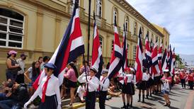 Dos niños nos dejan claro por qué los desfiles del 11 de abril en Alajuela son punto y aparte