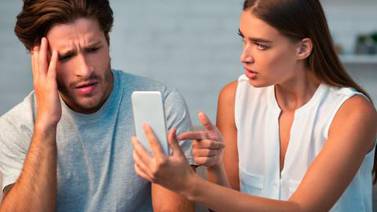 ¿Es infidelidad el coqueteo solo por redes sociales? Esto dicen los expertos