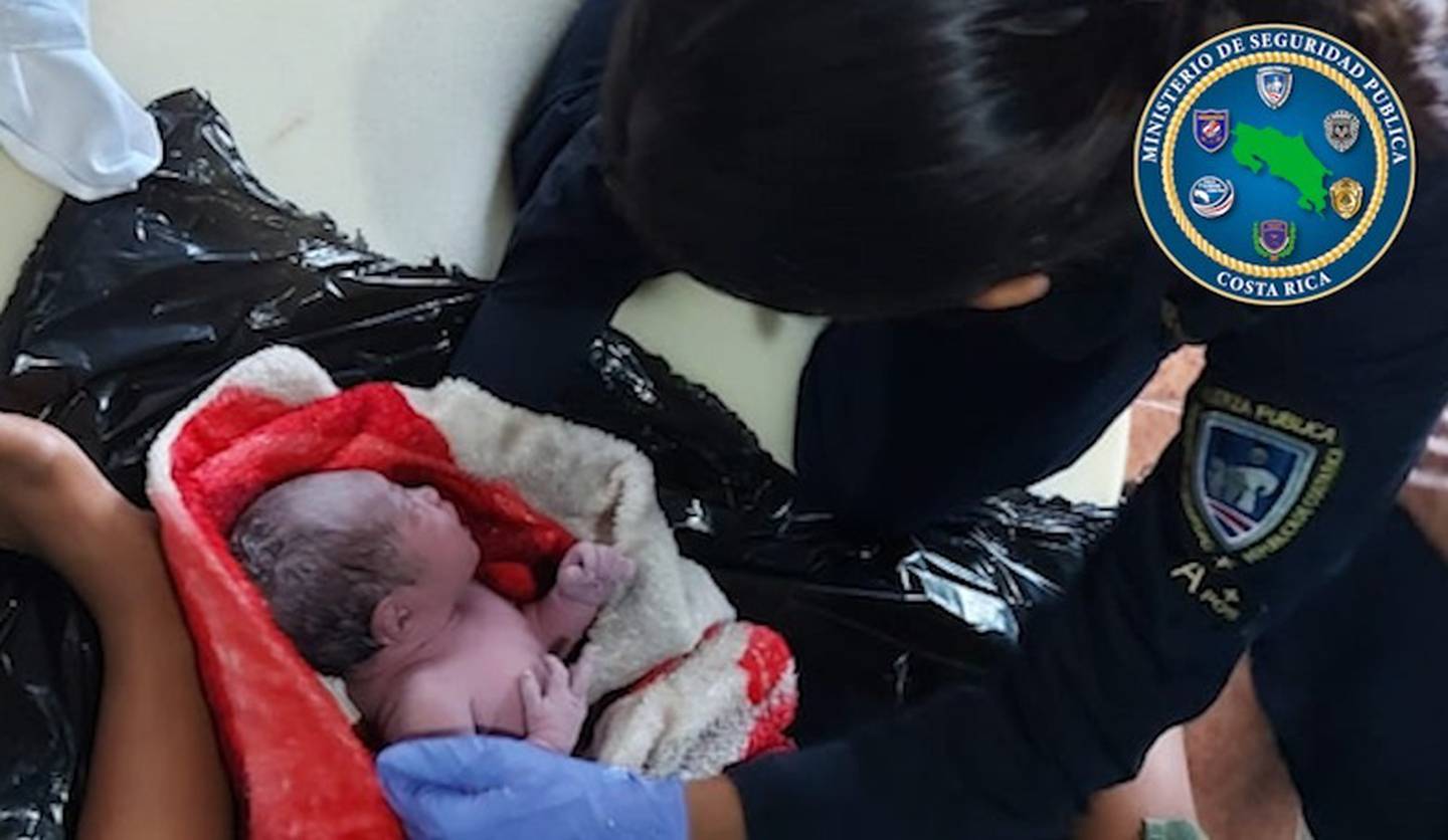Oficiales de la Fuerza Pública en Los Chiles ayudaron a joven a que diera a luz. Foto MSP.