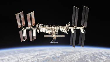 Tres astronautas deja la Tierra en plena pandemia 