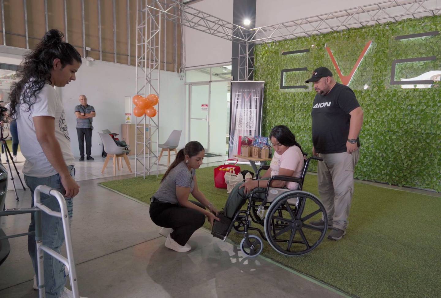 Elizabeth Espinoza recibió una silla de ruedas y varios obsequios de parte de un grupo de gente que se conoció porque compraron un carro eléctrico.