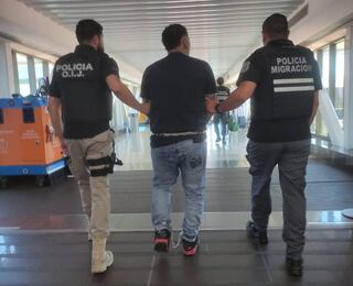 Un hombre de apellido Díaz, de 27 años, fue detenido en el aeropuerto Juan Santamaría en Alajuela, por ser sospechoso de participar en un homicidio en Oreamuno de Cartago. Foto: OIJ
