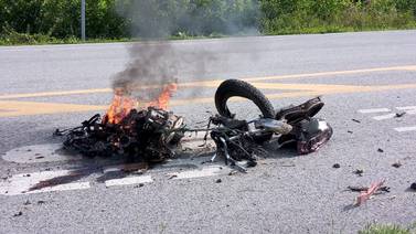 Moto alza en llamas y conductor muere por fuertes golpes en choque contra vagoneta