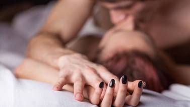 Hombre afirma que el último deseo de su esposa enferma es tener sexo con un ex