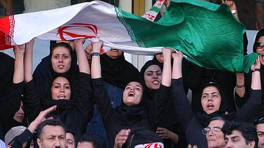 Policía de Irán detiene a 35 mujeres por ir a ver fútbol