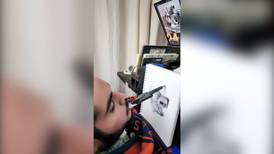 Video: Tiene parálisis casi total pero dibuja como pocos