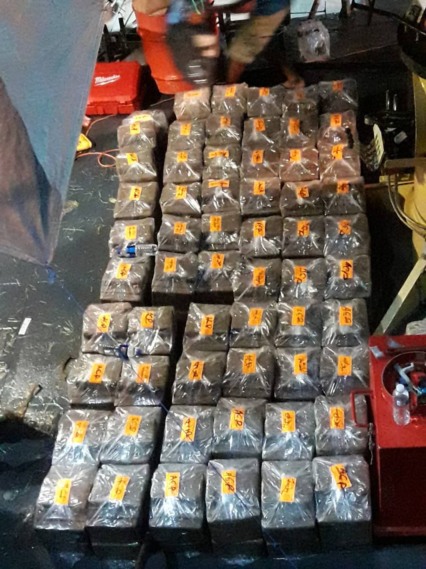 Autoridades decomisan cargamento de 893 kilos de cocaína ocultos en embarcación. Foto OIJ.
