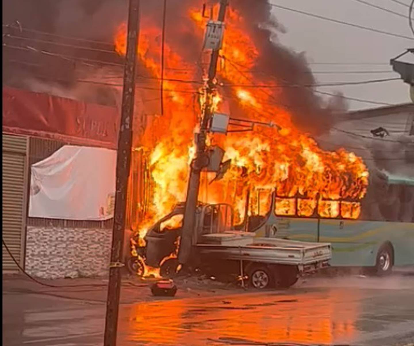 Bus carro se queman tras choque en Cartago. Foto cortesía.