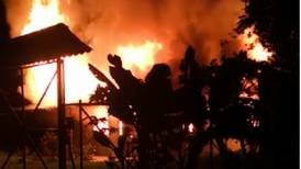 (Video) Incendio dejó sin techo a familia golpeada económicamente por el COVID-19