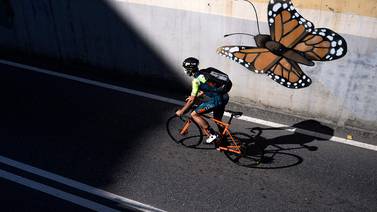 Un ciclista profesional hace de repartidor en un pueblo italiano