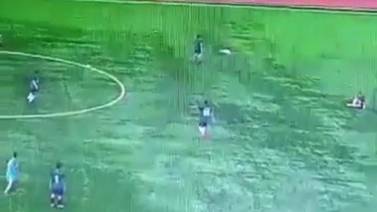 Video muestra trágica muerte de futbolista tras ser impactado por un rayo en pleno partido 