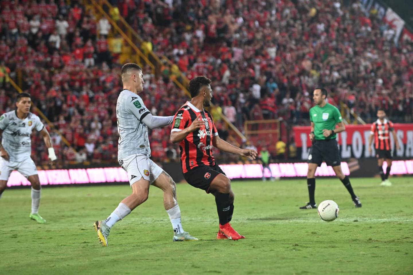 Liga Deportiva Alajuelense y Herediano protagonizan un partido de cálculo y buenas intenciones. El tiempo juega en contra de los rojinegros.