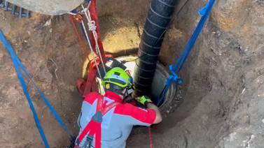 Trabajador atrapado en pozo recibe oxígeno por medio de dos tubos de ventilación 