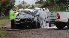 Chofer de carro muere al estrellarse contra árbol en la calle paralela a la pista Braulio Carrillo