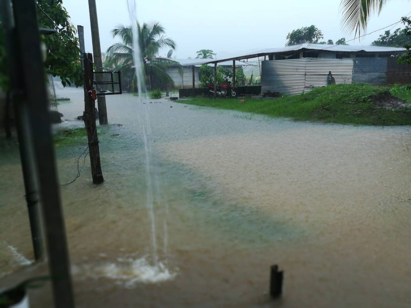 Aguaceros provocan 44 inundaciones en todo el país. Foto CNE.