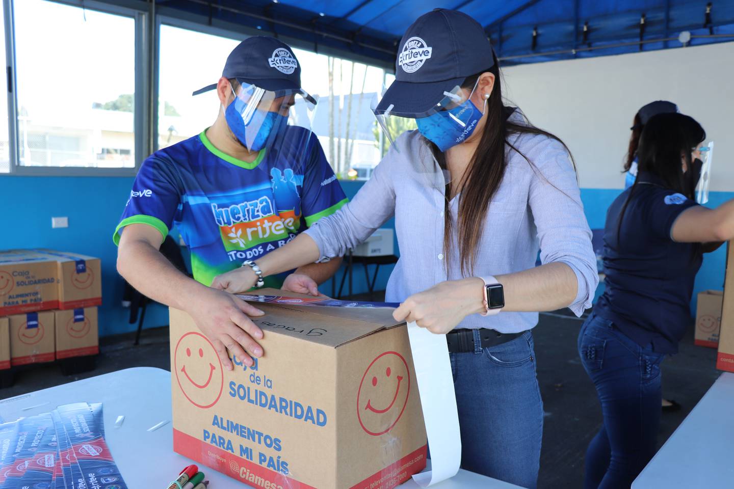 Cien cajas llenas de alimentos,, como gesto de solidaridad fueron preparadas esta semana por los voluntarios de Riteve, como parte del denominado “Proyecto Solidaridad .2” que desarrolla la empresa Riteve y la Sociedad de Socorro Mutuo.