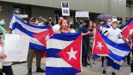 Cubanos en Costa Rica a gobierno de la isla: “¡Dictadores asesinos!”