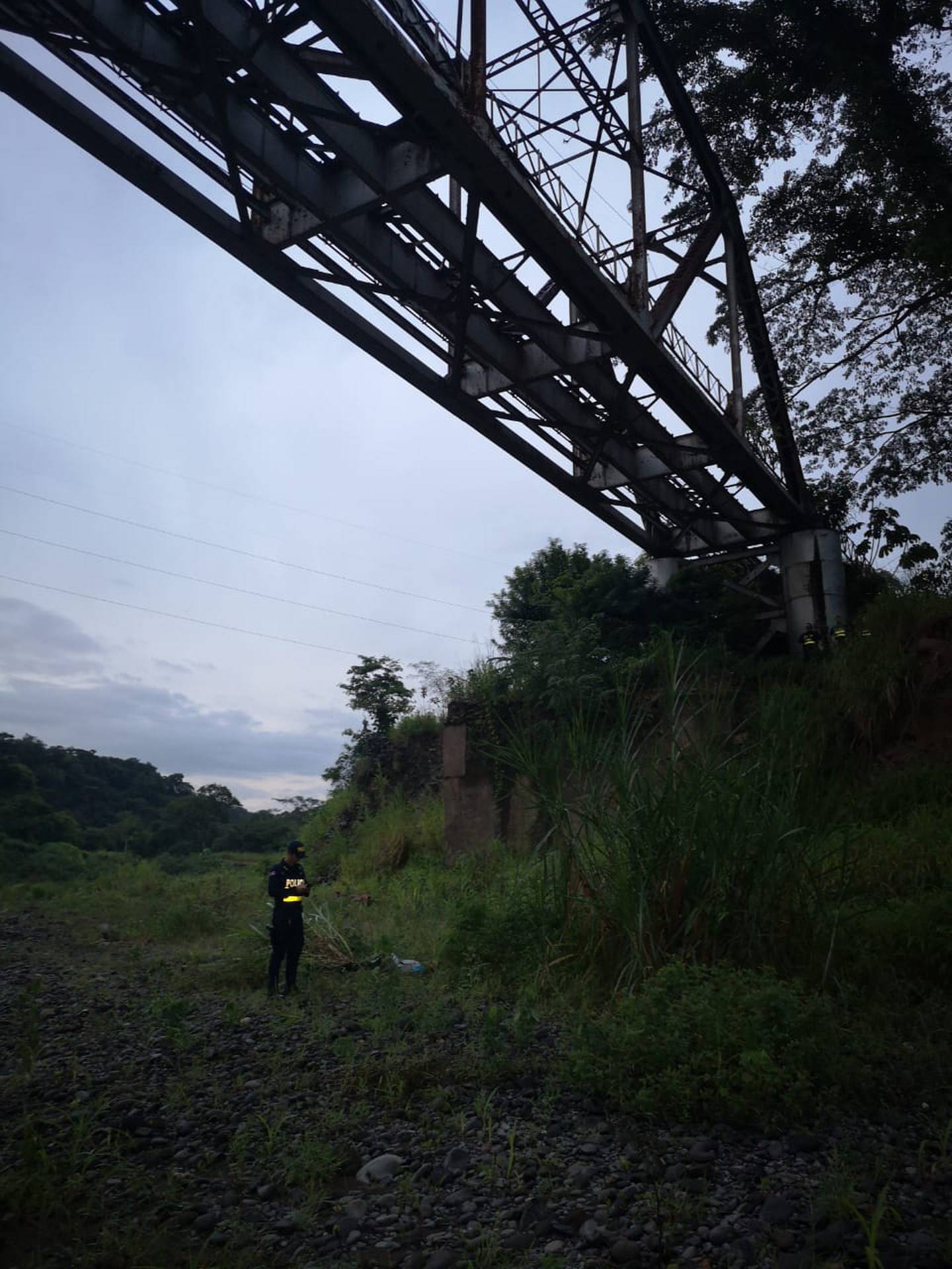 Motociclista muere al caer de antiguo puente del ferrocarril en Barranca, Puntarenas. Foto Andrés Garita.