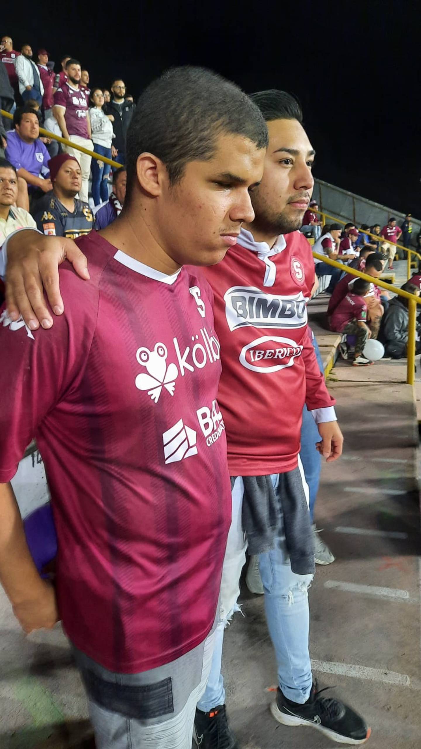 Jenier Molina (derecha) le contó al joven Ferenc Rodríguez lo que pasó en el juego Saprissa - Herediano. Cortesía.