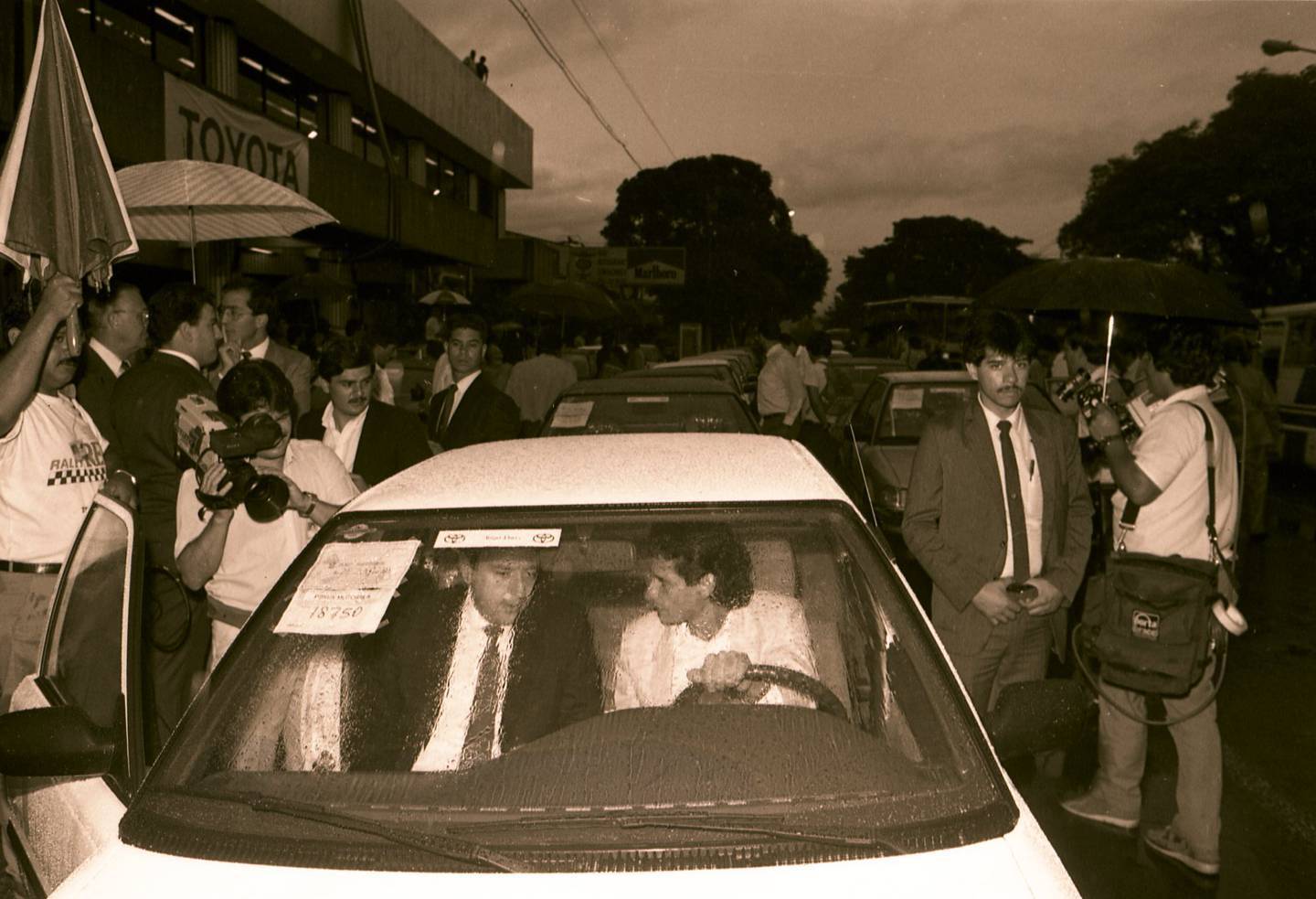 El presidente Rafael Ángel Calderón (1990-1994) asistió a la entrega de carros con los futbolistas. Acá aparece en el auto de Róger Flores. (Archivo LN)
