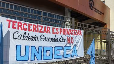 Empleados del Hospital Calderón Guardia protestan contra la privatización de la Torre Este