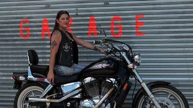 Mujer atrae miradas montada sobre una motocicleta pandillera 