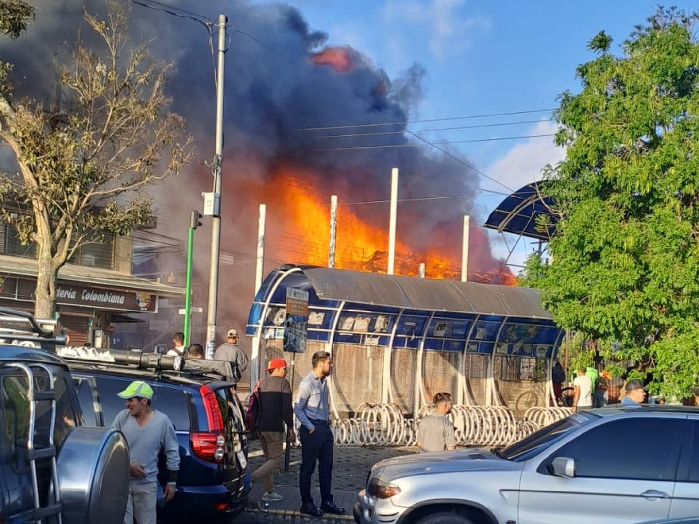El incendio tendría lugar en lo que sería un antiguo hotel en el centro de Cartago. Foto cortesía.