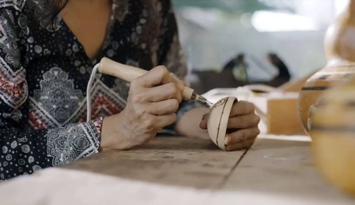 Ruth Guevara es una artesana nicoyana que hace artesanías que se venden en Japón, España, Estados Unidos, Suiza, entre otras naciones. Con negocito, Creaciones Imperio Colonial, fue seleccionada por la serie Rostros del Turismo del ICT.